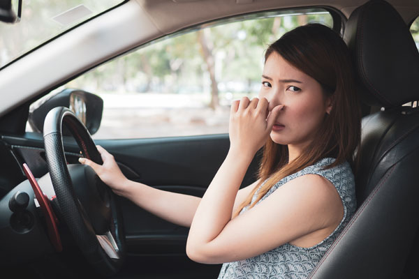 車内の臭いを対策するポイント
